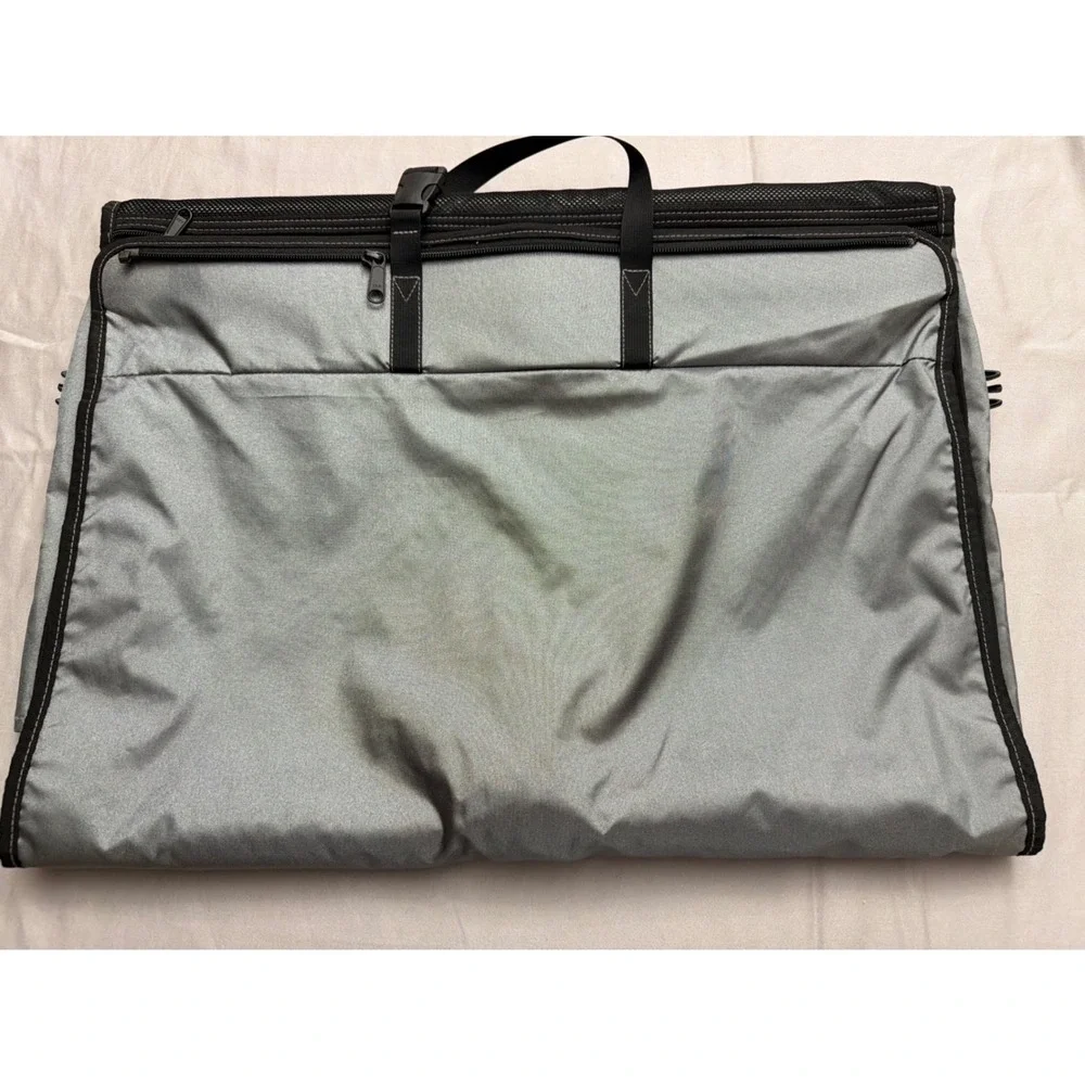 Victorinox Swiss Army Grey Black Tri-Fold Garment Bag Travel Suit Carrier